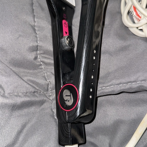 T3 Mane Tamer Unruly Hair Straightening Flat Iron Black - Picture 2 of 4